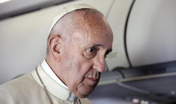 Papa Francisco durante el vuelo