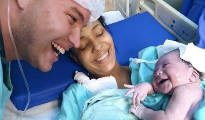 Recién nacida saluda a su papá con una sonrisa